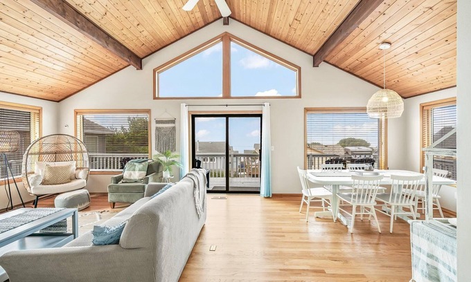 Roads End Maison | Salt & Serenity ~Ocean View, Walk to Beach w/ spa~