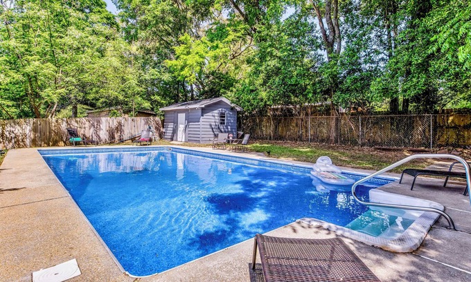 North Northwest Pensacola Maison | Salt water pool, Whole house, 3/2, sleeps 8,1 pet