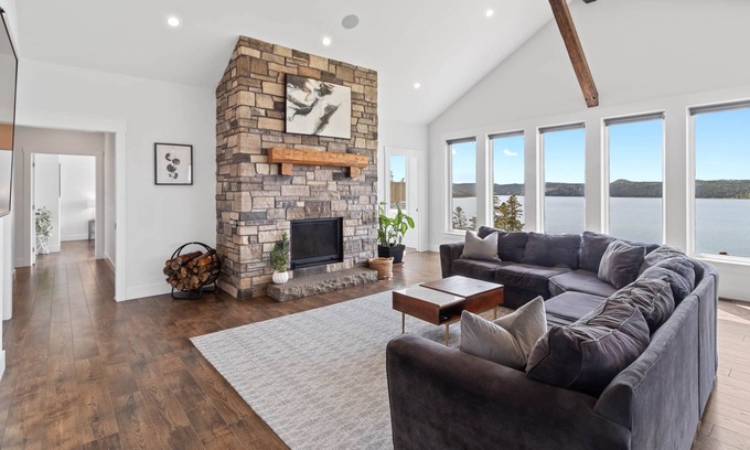 Holyrood Maison | Saltwater Manor Oceanview Villa Holyrood