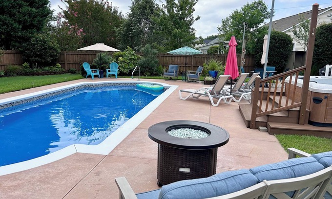 Myrtle Grove Maison | Amazing Pool-Hottub-4 BR 3 BA-King beds-7 miles to the Beach!