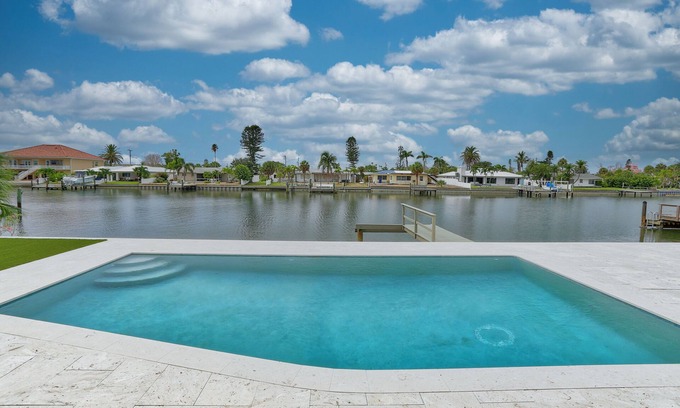 Belle Vista Maison | ☀Saltwater Pool🐠Fishing Dock🐶Dog Allowed🌞Parrots Cove🏠Single Family Home