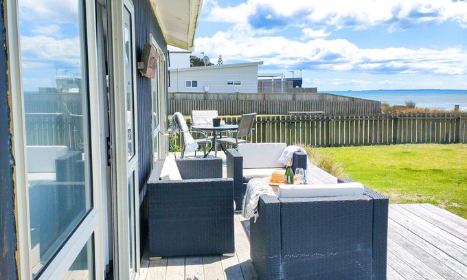 Pukehina Maison | "Salty Dog Beach Bach" is a comfortable and no-frills beachfront retreat.