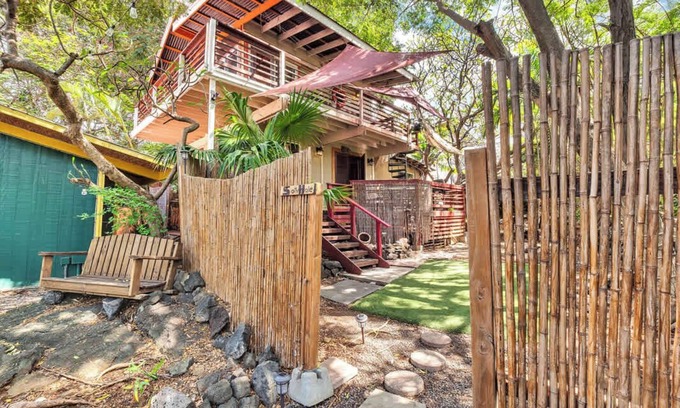 Kahaluu Bay Cabine | Salty Hale at the Salty Jungle Kona