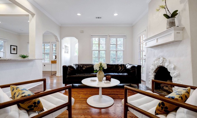 Monte Vista Cottage | San Antonio Historic cottage 10 minutes from downtown & Airport