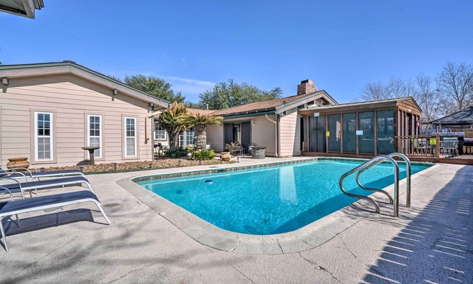 West San Antonio Maison | San Antonio Home w/ Pool, Near Lackland AFB!
