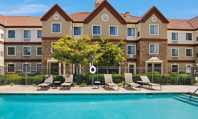 Carmel Mountain Ranch Hôtel | San Diego Getaway: Spacious Suites w/ Pool, Breakfast Buffet & Parking Included!
