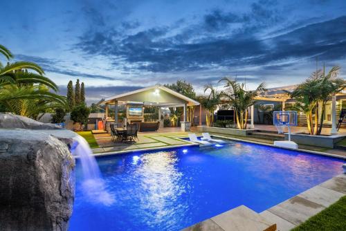 Mount Helix Maison | San Diego Paradise Resort Yard w Gazebo TV Pool