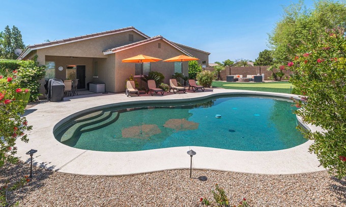 Pecan Creek Maison | San Tan Valley Backyard Paradise avec piscine chauffée, Putting Green et Fire Pit