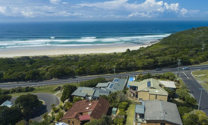 East Ballina Maison | Sand Dunes - Spacious Airy Townhouse by the beach