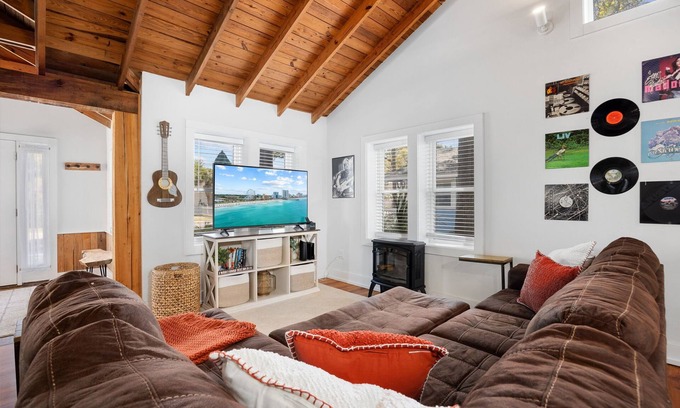 Crescent Beach Maison | Sand Tunes - 2BR Music Themed Cottage w/ Private Backyard