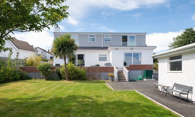 Benllech Maison | Sandaig - Pet-Friendly Holiday Home Near Benllech Beach
