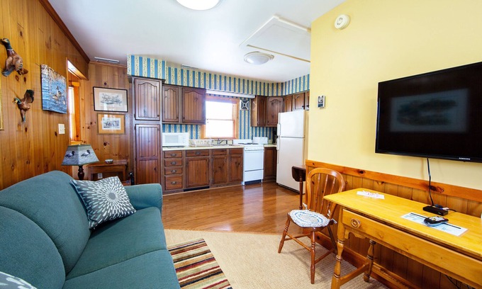 Oxford Appartement | Sandaway Suites & Beach - Full Kitchen & Private Beach Access - Location in Town