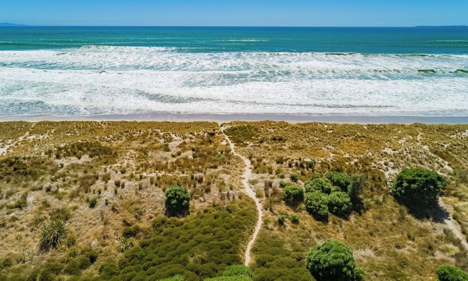 Papamoa Beach Maison | Sandbanks - Papamoa Beachfront Holiday Home