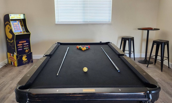 Bosque Farms Maison | Sandia Retreat - Pool Table, Arcade, Relaxing, FUN