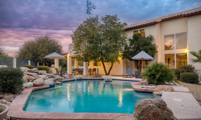 Paradise Valley Village Maison | Sandstone by AvantStay Spacious Desert Oasis w Pool BBall Crt Movie Room