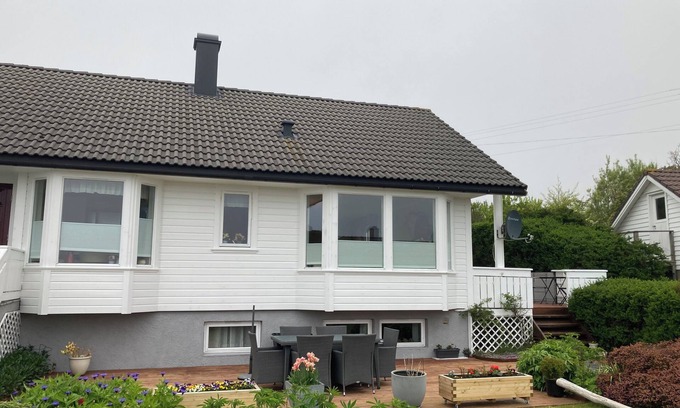 Sandve Appartement | Sandve, spacious apartment, in quiet neighborhood. Sea view.
