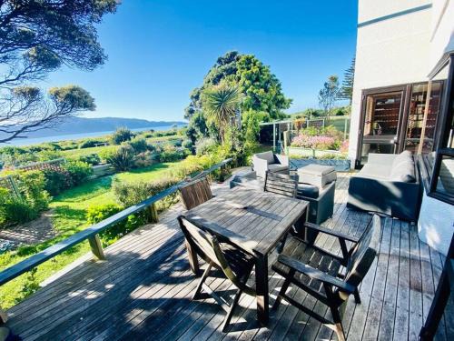Paraparaumu Beach Maison | Sandwalk - big, bold, beachfront