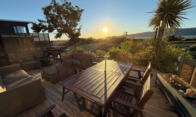 Paraparaumu Beach Maison | Sandwalk - Big, bold and beachfront