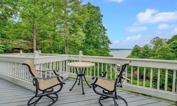 Huddleston Maison | Bienvenue à "Blue Lake Escape"! (anciennement "Buddy's Bliss") Accueil Ranch Lakefront avec magnifique SANDY BEACH!