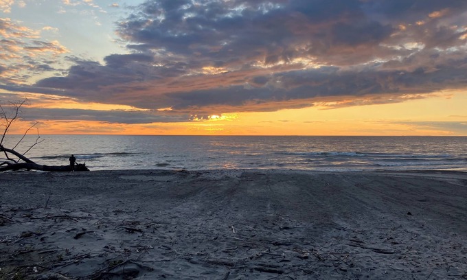 Lake Erie Beach Maison | Sandy Cheeks is perfect for your next family vacation! Walk to Lake Erie Beach.