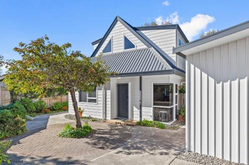 Papamoa Beach Maison | Sandy Feet - Papamoa Beach Holiday Home