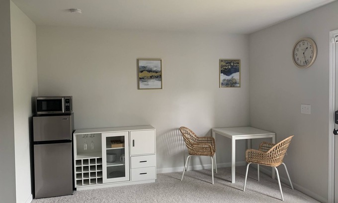 Southeast Raleigh Appartement | Sandy Haven: A Luxe Retreat Near Downtown Raleigh