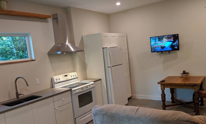 Sandy Hook Appartement | Sandy Hook Studio with full kitchen/ stones throw from Beach