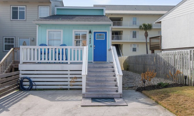 Navarre Beach Maison | Sandy Paws-Cute 1 bedroom, 1 block from the beach! Sleeps 4. Pup friendly!