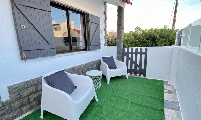 Praia de Santa Cruz Maison | Santa Cruz Beach Base - 3 Bdr & BBQ by the sea