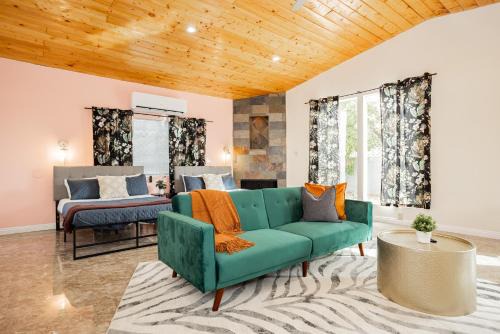 Beverly Green Maison | Santa Paula Relax and Play Private Modern Stay and Chefs Kitchen