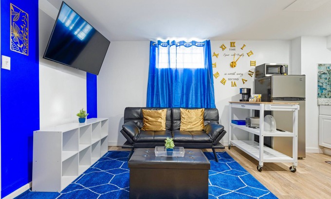 Old Brooklyn Maison | Sapphire Haven: Charm & Cozy 1BR Private Basement Retreat | Laundry & Safe Location 8 Min To Airport
