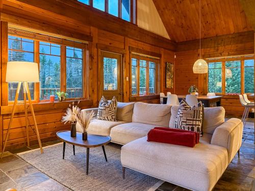 Notre-Dame-de-la-Merci Chalet De Ski | Sara Architect Cabin, Spa, Sauna & Hiking