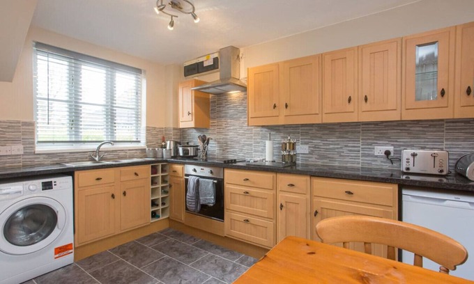 Denstone Maison | Sarah's House: BBQ Parking 10mins To Alton Towers