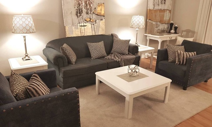 Sarnia Maison | Sarnia's Central Six - BIG 6 BR/2 BA w/patio & BBQ