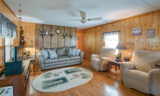Satsuma Maison | Satsuma Home with Fire Pit and Dunns Creek Access!