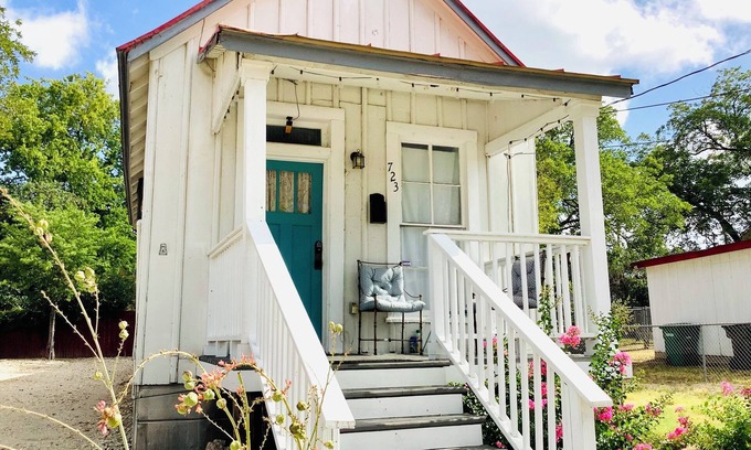 Near East Side Maison | SATX Tiny Home - Near Alamo, Alamo Dome, & the Historic Pearl