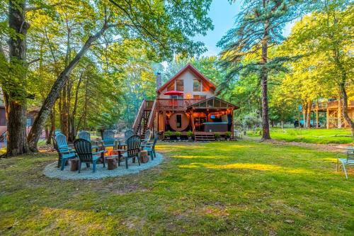 Lake Harmony Estates Maison | Sauna and 2-Story Deck Luxe Poconos Chalet