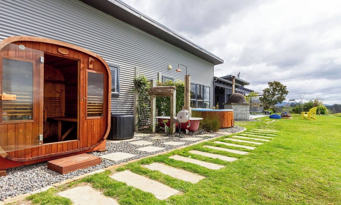 Aongatete Maison | Sauna, Ice Bath & Spa - Family Friendly Getaway