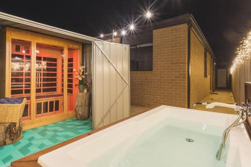 St Leonards Maison | Sauna, King Beds, Tranquility Base Fun Large Home