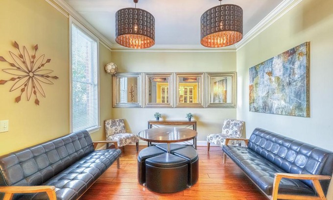 Old West Broad Neighborhood Maison | Savannah Lez Frederick