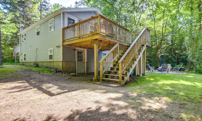 Gilmanton Maison | NEW! Sawyer Lake Retreat w/ Decks - Walk to Beach!