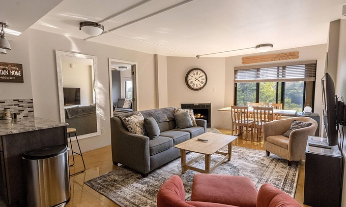 Snowshoe Copropriété | SC 5406: Elegant 2BR w/King bed! Modern kitchen, perfect for summer with pool!
