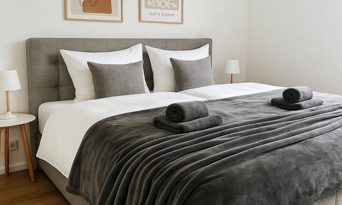 Buderich Appartement | Scandi Studio with balcony I 15 min Düsseldorf fair & airport