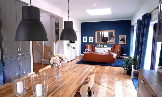 Epsom Maison | Scandi-Style 4B Bungalow Large Garden and Parking