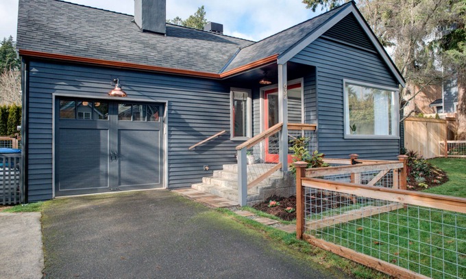 Winslow Maison | Scandinavian Cottage by the Sea, 10 Minute Walk to Ferry, 5 Minute Walk to Town