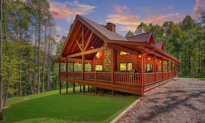 Logan Cabine | Scarlet Ridge - 6BR/3BA - walking distance to Old Man's Cave