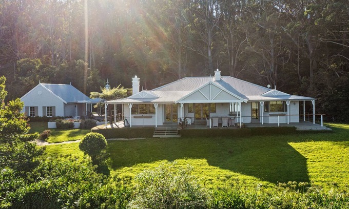 Knights Hill Maison | Scenic 4-Bed Hilltop Getaway with Stunning Views