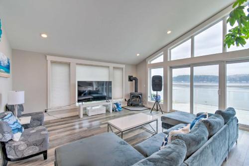 Allyn Maison | Scenic and Spacious Getaway on North Bay with Deck!