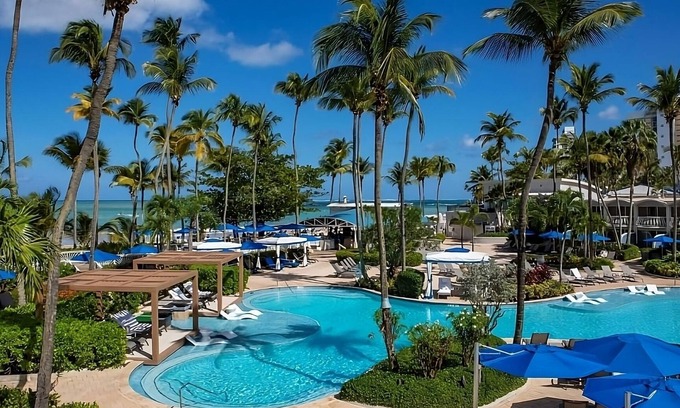 Isla Verde Station Balnéaire | Scenic Escape Room: Ocean Views w/ Ultimate Comfort | Onsite Parking Available