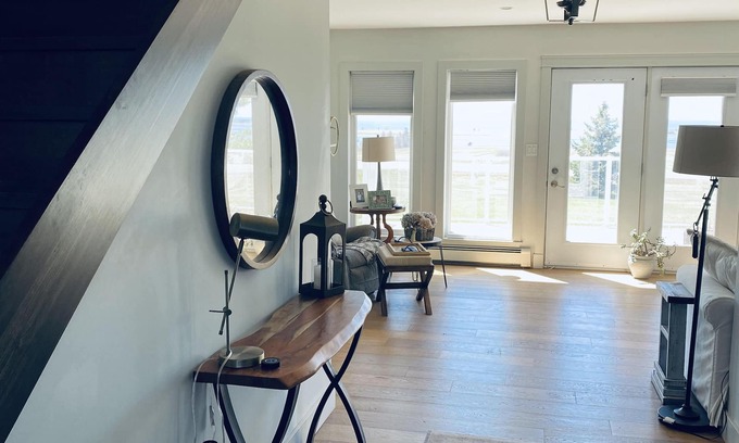 Hampton Maison | Scenic Getaway - beautiful views, quiet location close to local restaurants!!!